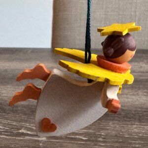 "Floating Angel" Handcrafted Ornament by the Graupner Holzminiaturen Family